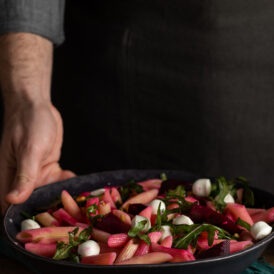 Sarımsak Soslu Pancarlı Makarna Salatası