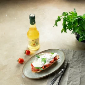 Ekmek Üstü Domatesli Burrata Salatası